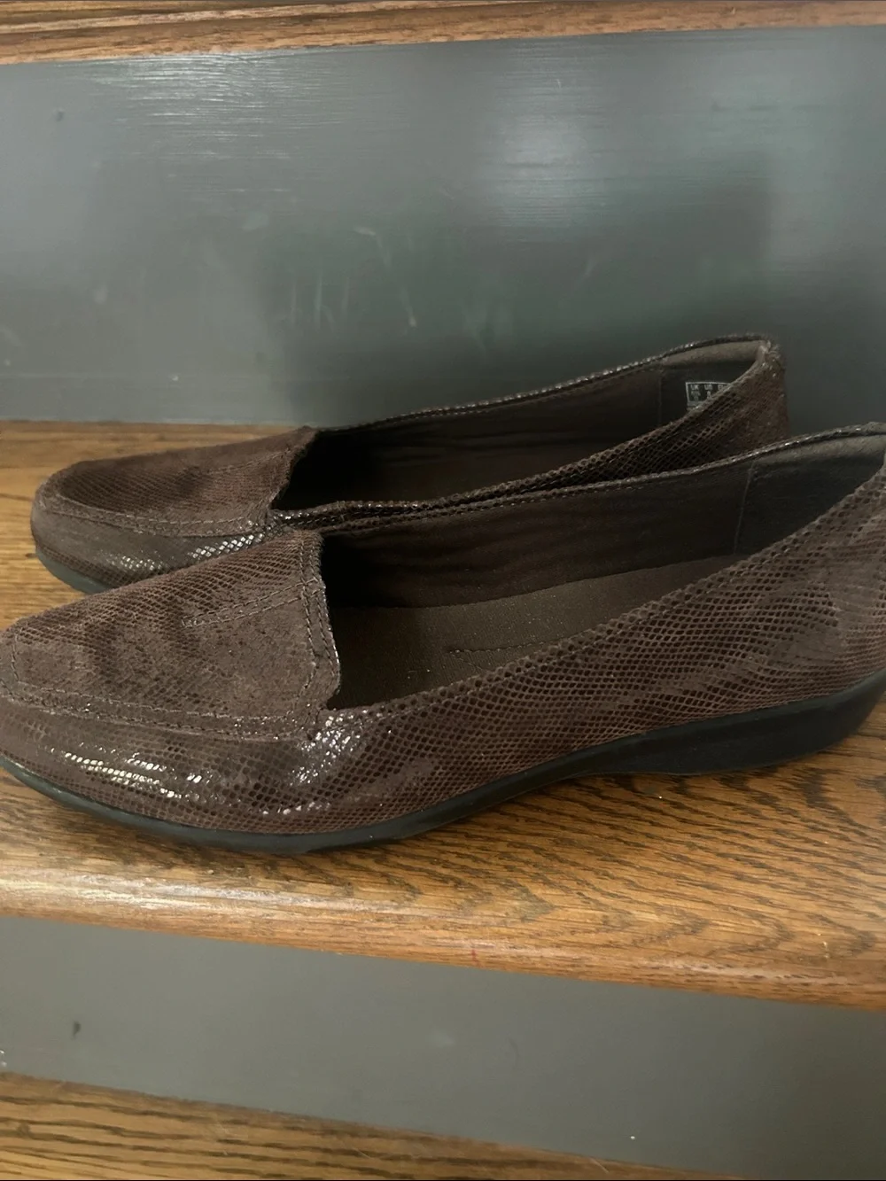 Clarks Cushion soft Women’s Dark Brown Textured Slip-On Loafers 8M/39M
